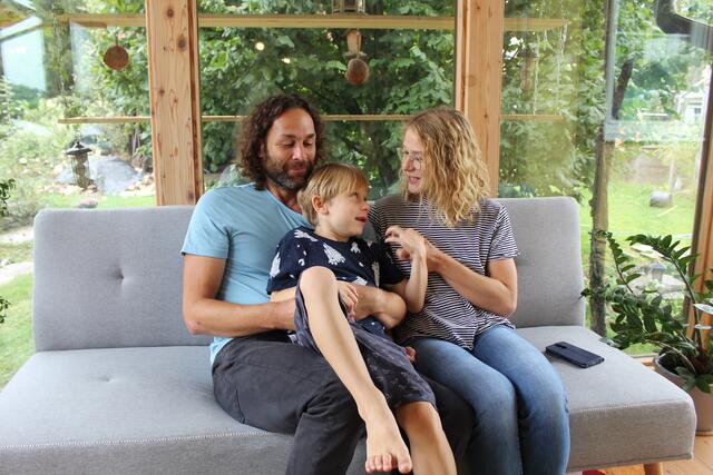 Papa Andreas Hruby und Mama Karin Werner mit Samuel (7). | Foto: Ebner