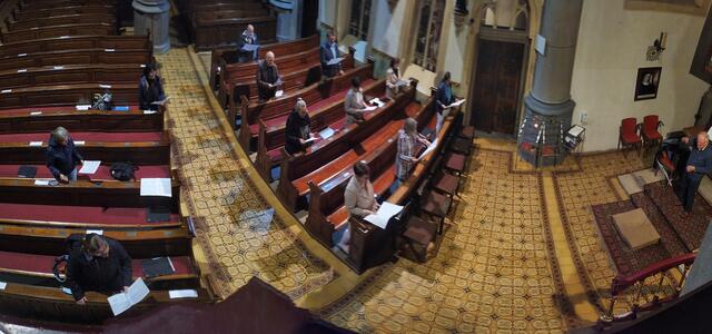 Proben mit Abstand im Kirchenschiff