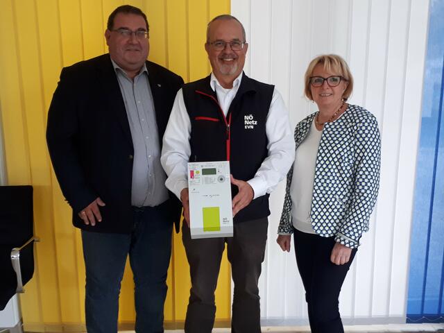Bürgermeister Hubert Luger, Konstantin deMartin, Leiter des Netz NÖ Service Centers Melk und Amtsleiterin Manuela Damböck