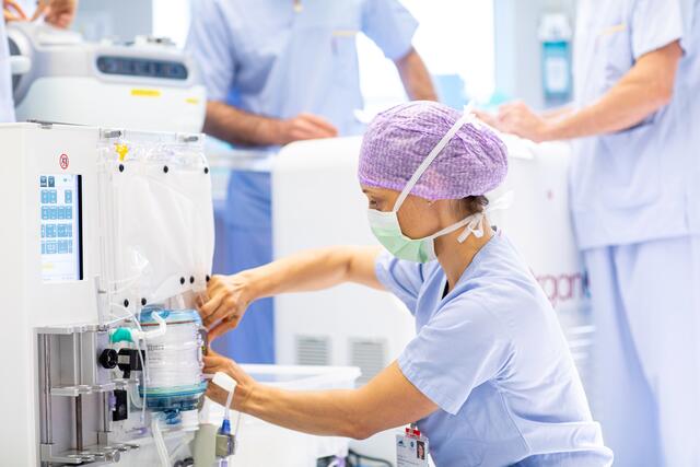 Annemarie Weißenbacher, Oberärztin für Visceral-, Transplantations- und Thoraxchirurgie
aus St. Koloman, in ihrem Element – im OP-Saal vor der Metra, einem Gerät, das dafür sorgt, dass Spenderleber 24 Stunden außerhalb des Körpers am Leben erhalten werden können.
