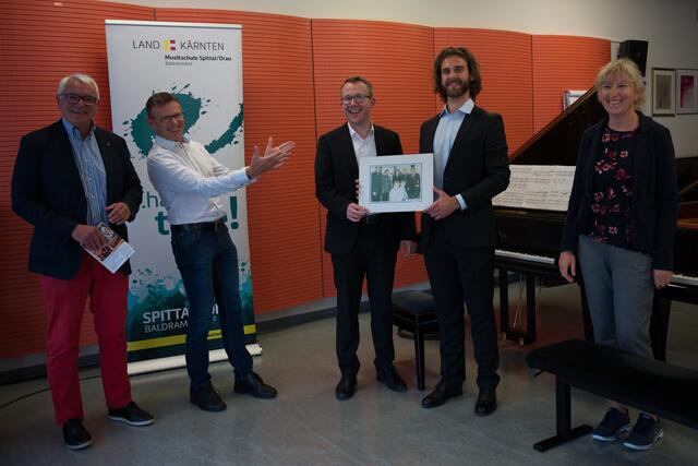 Übergabe: Obmann Bernd Sengseis, Direktor Hans Brunner, Matej und Anton Dzido, Hemma Aschenwald.