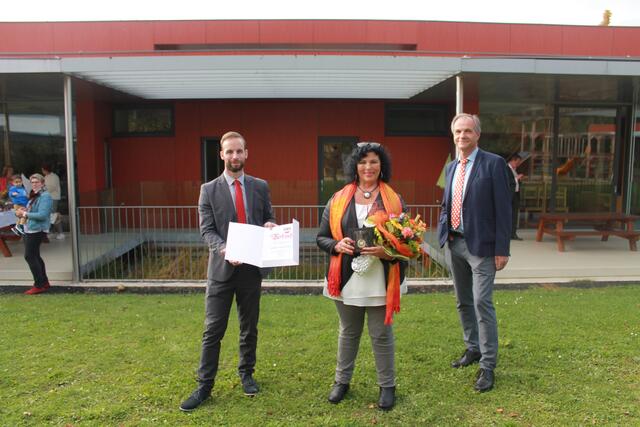 Bürgermeister Daniel Lachmayr (l.) und Vizebürgermeister Walter Forstenlechner würdigten das soziale Engagement von Monika Primetshofer mit dem „Goldenen Ehrenzeichen“.