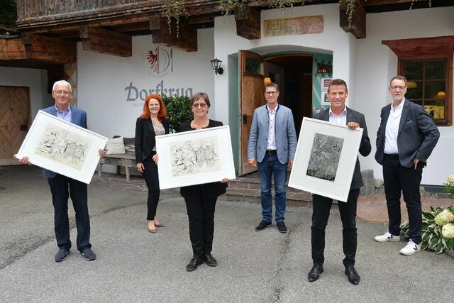 Zum Dank für ihre langjährige engagierte Tätigkeit erhielten die scheidenden DirektorInnen Bilder von Heinrich Tilly bzw. Sepp Schwarz. Vorne, v. l.: Andreas Schöpf (VS Thielmann), Silvia Heigl (VS Schweinester) und Gerold Ennemoser (MS Weissenbach). Hinten, v. l.: Vize-Bgm. Cornelia Hagele, Bgm. Christian Härting und Bildungsreferent GR Klaus Schuchter.