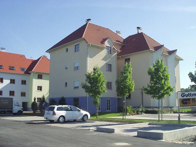Das Grundstück liegt mitten im Grünen in ruhiger und sonniger Lage nahe dem Ortszentrum.