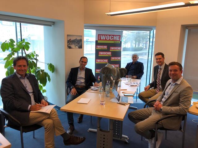 Auch der Babyelefant (Bildmitte) war mit dabei. Erwin Petz, Helge Röder, Egon Hierzegger, Thomas Dietmayer und Marc Hollinger.