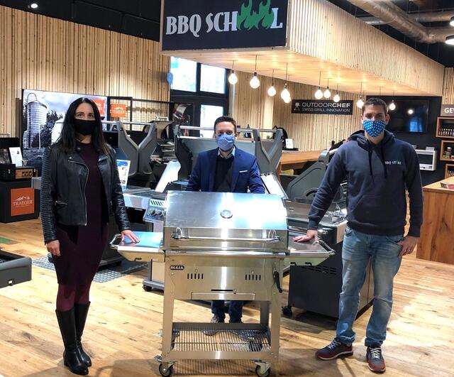 Gewinnübergabe an Silke Taucher – mit BBQ-Store Geschäftsführer Jörg Lebrecht (re.) und Bezirksblätter Burgenland-Geschäftsführer Walter Art (mi.)