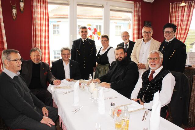 Zu Besuch an alter Wirkungsstätte: Generalvikar Johann Sedlmaier (Dritter von links) umringt von Bürgermeister Erich Kessler (links daneben) und weiteren Weggefährten