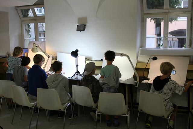Die Nachwuchs-Trickfilm-Regisseure bei der Arbeit. Eine Woche lang ließen sie ihrer Kreativität bei dem grenzüberschreitenden Trickfilm-Workshop "Paul & Paula" freien Lauf.