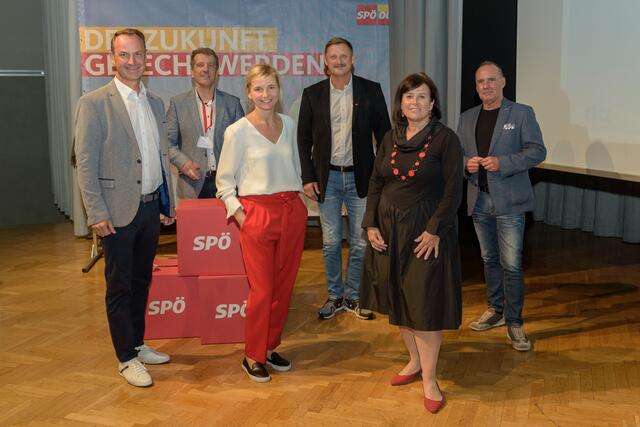Von links: Bundesrat Bgm. Dominik Reisinger, Klubvorsitzender Christian Makor, SPÖ-Bezirksgeschäftsführerin Sabine Schwandner, Strabag-Konzernbetriebsrat Albert Brunner, SPÖ-Landesparteivorsitzende Birgit Gerstorfer und VOEST-Zentralbetriebsrat Charly Schaller.