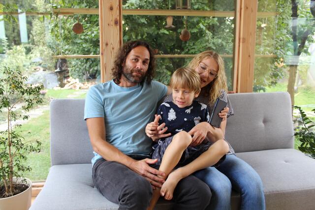 Papa Andreas Hruby und Mama Karin Werner mit Samuel (7). | Foto: Ebner