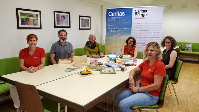 Pflegeleiterin Birgit Rass und Regionalleiter Markus Lurger, zuständig für Mostviertel West, Lea Hofer-Wecer, Leiterin Caritas Kompetenzstelle Demenz, Gabriele Nemeth, Caritas-Demenzexpertin im Mostviertel, Regionalleiterin Elena Steinmaßl und Pflegeleiterin Andrea Reiter, zuständig für Mostviertel Ost