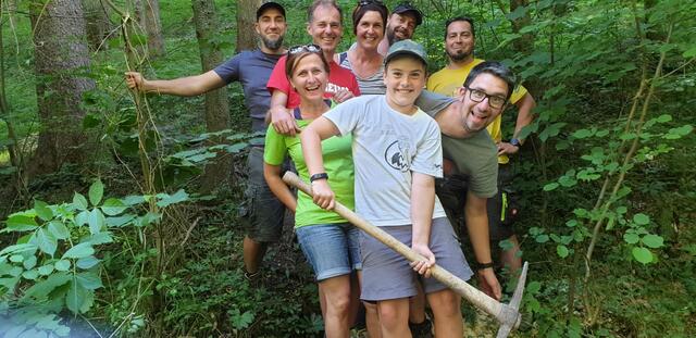 Echter Zusammenhalt: Die Mitglieder der Dorfwerkstätte halten die Wanderwege rund um das Kulturdorf in Schuss.