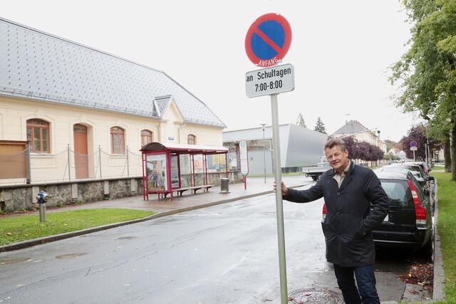 Straßenbau- und Verkehrsreferent Stadtrat Christian Scheider besichtigt die neue „Kiss & Go Zone“ bei der Westschule.