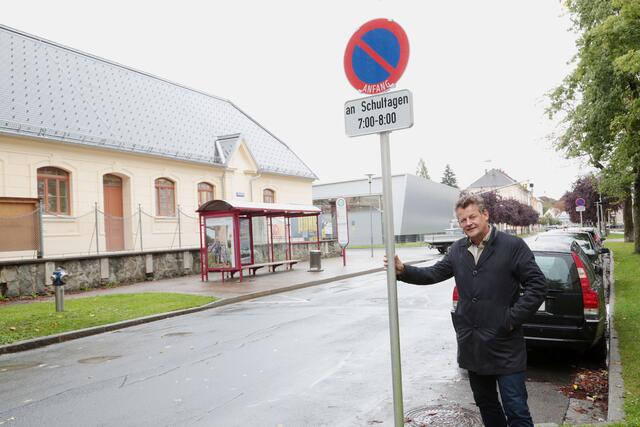 Straßenbau- und Verkehrsreferent Stadtrat Christian Scheider besichtigt die neue „Kiss &amp; Go Zone“ bei der Westschule.  | Foto: StadtPresse/Wajand 