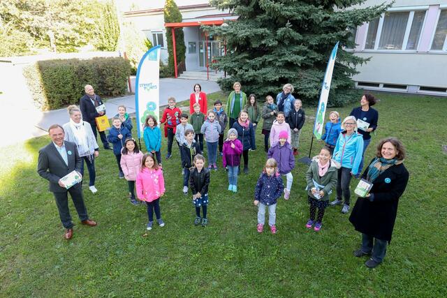 Die Schüler und Lehrer der Volksschule Prückelmayrgasse sind von dem Spiel begeistert. BV Gerald Bischof (l.) und Cordula Höbart, grüne Bezirksrätin Liesing (4.Reihe rechts) überzeugten sich selbst davon.