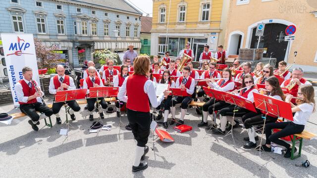 Der Musikverein Pregarten begleitet in normalen Jahren das Maibaumaufstellen am Stadtplatz mit einem Konzert.