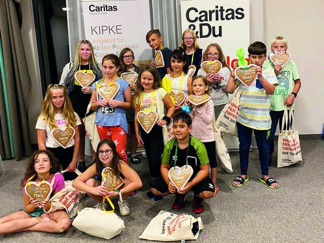 Die Caritas bietet im Rahmen des Projektes KIPKE (Kinder psychisch kranker Eltern) seit 10 Jahren auch ein Sommercamp für Kinder von 8-15 Jahren an. Mit Unterstützung von spezialisierten TrainerInnen (Outdoor- und GestaltpädagogInnen) werden abwechslungsreiche Tage gestaltet. 10 Jahre KIPKE S war heuer Ende August auch Anlass , um im Rahmen des Sommercamps mit Pizza, Lebkuchenherzen, Zauberer und Fotobox zu feiern.