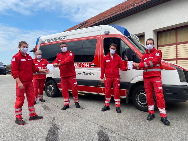 Die Bezirksstellenleitung übergibt den Mitarbeitern den bestickten Stoff-Mund-Nasen-Schutz.
Am Bild, v.l.n.r.: Florian Stallovits, Bezirksstellengeschäftsführer Markus Hobiger (hinten), Bezirksstellenleiter Mag. Klaus Rosenmayer, Lukas Stallovits und Bezirksstellenkommandant Reinhard Grubeck;