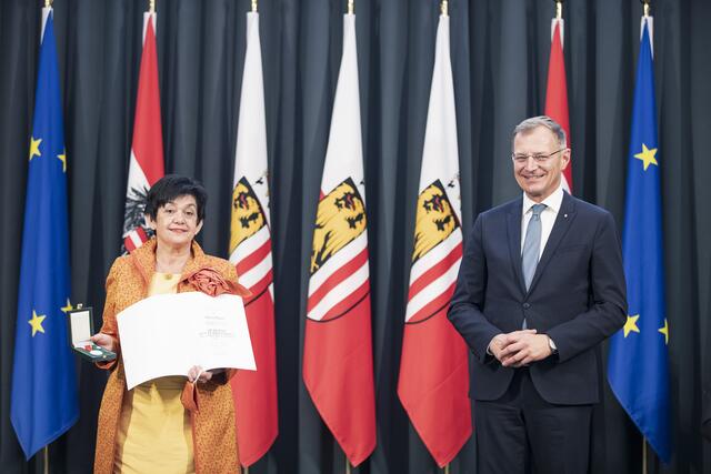 Maria Hackl erhält die Silberne Kulturmedaille des Landes Oberösterreich.