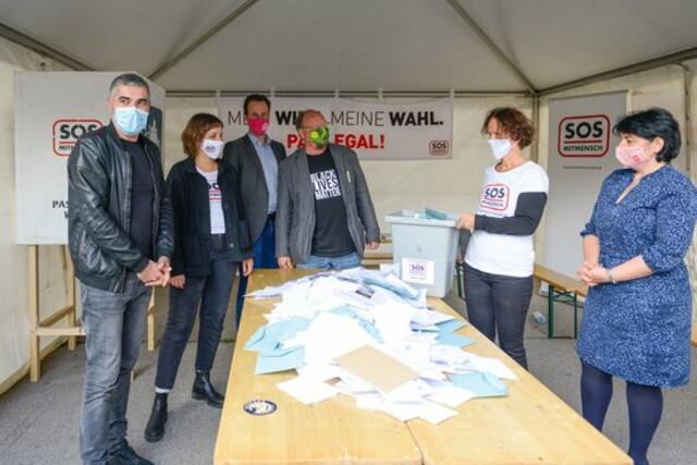 Präsentation der gesammelten 1.514 Briefwahlstimmen von Menschen ohne österreichischen Pass. Dazu kamen 1.047 Solidaritätsstimmen von Wienerinnen und Wienern mit österreichischer Staatsbürgerschaft.