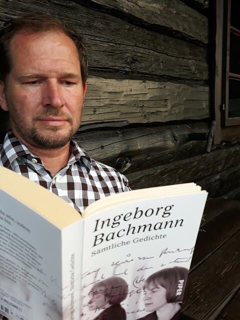 Aufmerksam liest Stephan Mazal über Ingeborg Bachmann.