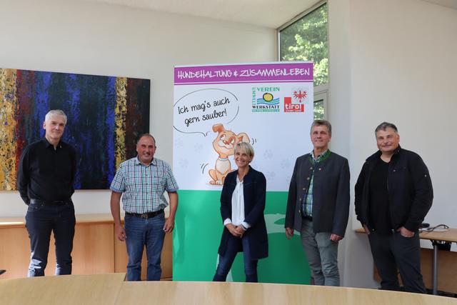 Bernhard Weiskopf (Umweltwerkstatt), Magnus Siehs (Bauern-Gebietsobmann Sannatal), Ulrike Kerber (Verhaltensberaterin und Hundepsychologin), Helmut Ladner (Obmann Verein Umweltwerkstatt) und Markus Regensburger (Umweltwerkstatt) (v.li.) informierten zum Projekt.