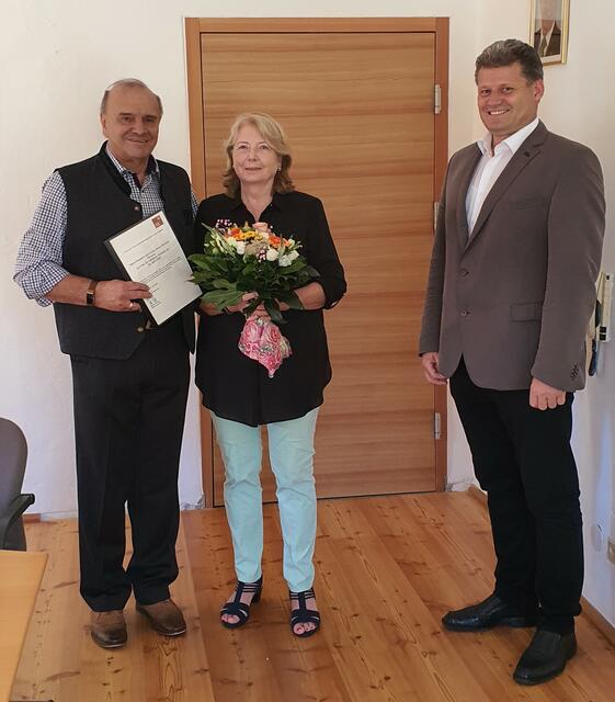 Bgm. Martin Schwaninger(r.) überbrachte Maria und Arnold Breitfuß die besten Glückwünsche. | Foto: Gemeinde Pettnau