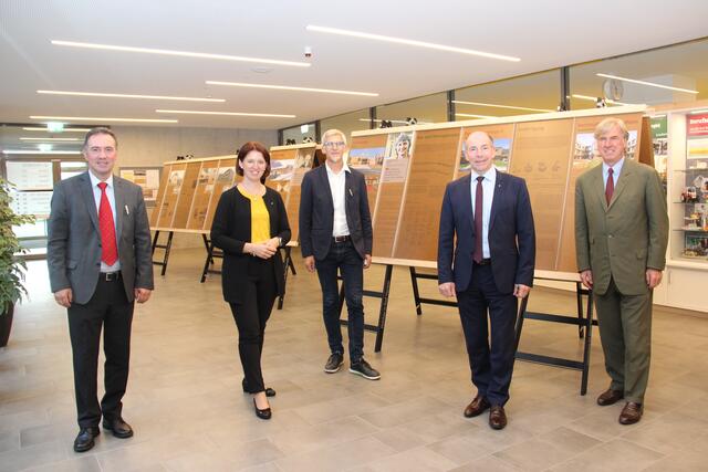 Direktor Franz Scheuwimmer, LK-Präsidentin Michaela Langer-Weninger, Architekt Andreas Fiereder, Landesrat Max Hiegelsberger und proHolz-OÖ-Obmann Georg Adam Starhemberg vor der Wanderausstellung im ABZ Hagenberg.