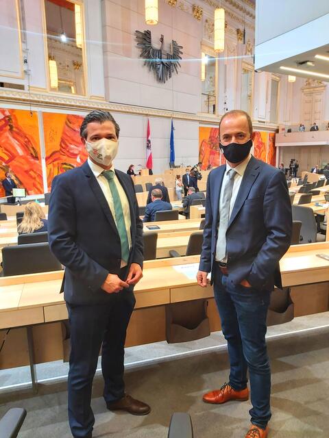 Peter Weidinger mit Josef Hechenberger im Plenum. Sie wollen, dass der Bezeichnungsschutz von Milch aufrecht erhalten bleibt.