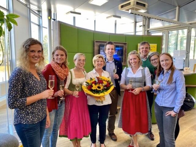 Das gesamte Team gratulierte Gertraud Riffelsberger (Mitte) zum Firmenjubiläum. | Foto: TVB Fuschlseeregion