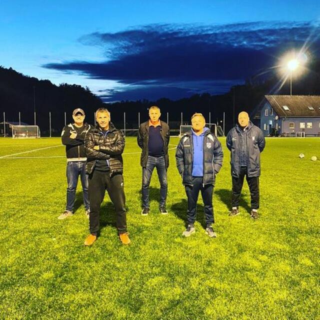 Das neue starke Team will die Mannschaft wieder auf Kurs bringen. Hintere Reihe: Obmann Andi Forche, Trainer Illiya Sormaz, Präsident Michael Schramek, vordere Reihe: sportlicher Leiter Amir Bradaric, Trainer U23 Florian Lang