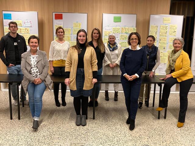 Vizebürgermeisterin und Auditbeauftragte Ingeburg Plankensteiner (re. außen) und GRin Sabine Praxmarer (2.v.li.) mit dem Prozessteam: Mario Neururer, Andrea Mark, Martina Lenz, Johanna Stadlwieser, Gitti Mark, Christiana Gfall und Roswitha Waldegger (v.l.).