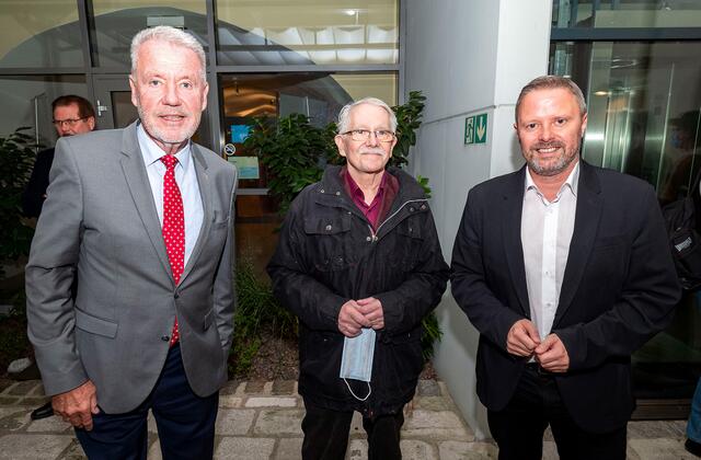 Bürgermeister Klaus Schneeberger und Zweiter Vizebürgermeister Rainer Spenger gratulierten Bäckermeister Fritz Kempf zum 110-jährigen Firmenjubiläum sowie zu 50 Jahren als Chef des Unternehmens.