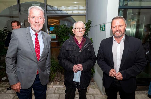 Bürgermeister Klaus Schneeberger und Zweiter Vizebürgermeister Rainer Spenger gratulierten Bäckermeister Fritz Kempf zum 110-jährigen Firmenjubiläum sowie zu 50 Jahren als Chef des Unternehmens. | Foto: Stadt Wiener Neustadt/Weller