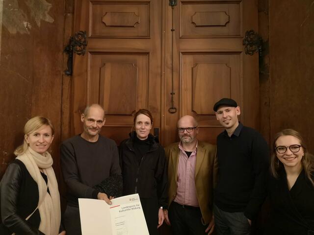 Das Team des Projektes mit dem Landespreis für kulturelle Bildung: v.li. Sarah Reiter (EuRegio), Friedrich Rücker (Durchführung), Sarah Maria Kretschmer (Konzeption & Durchführung), Alexander Mitter (Geschäftsführer akzente Salzburg), Danilo Dietsch (Geschäftsführer Q3), Sonja Messner (Medien & Gesellschaft/akzente Salzburg).
