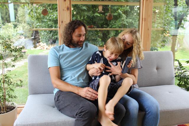 Papa Andreas Hruby und Mama Karin Werner mit Samuel (7). | Foto: Ebner