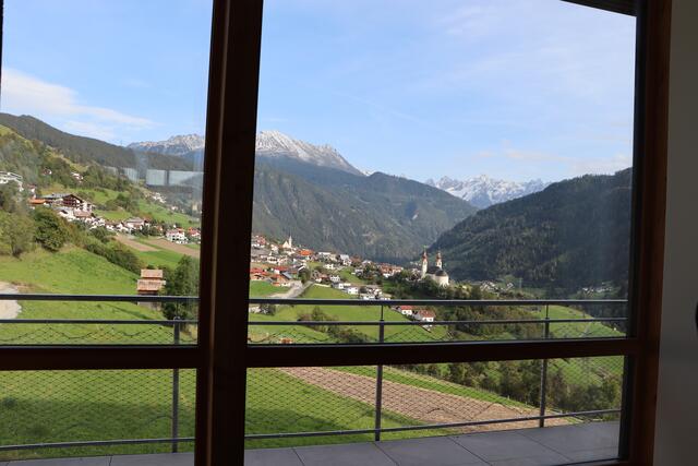 Der traumhafte Ausblick über das Dorf vom Vereinslokal aus.