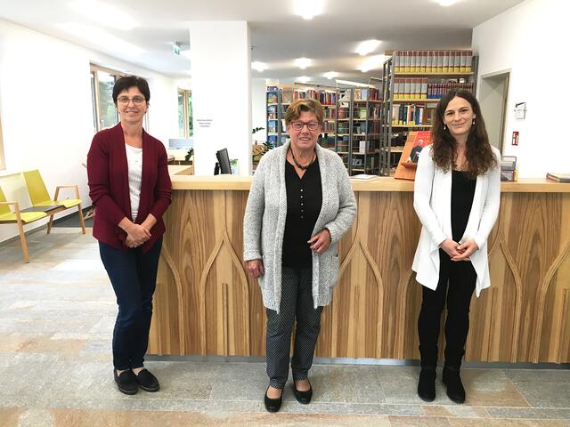 Büchereileiterin Margit Kienast, Bürgermeisterin Josefa Geiger und Cornelia Probst.