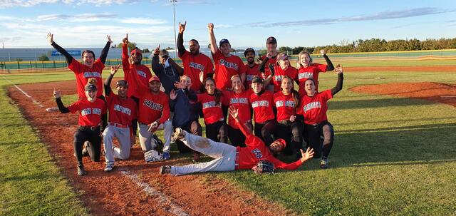 Bei der Softball-Variante Coed Slowpitch treten Damen und Herren gemeinsam im Team an.