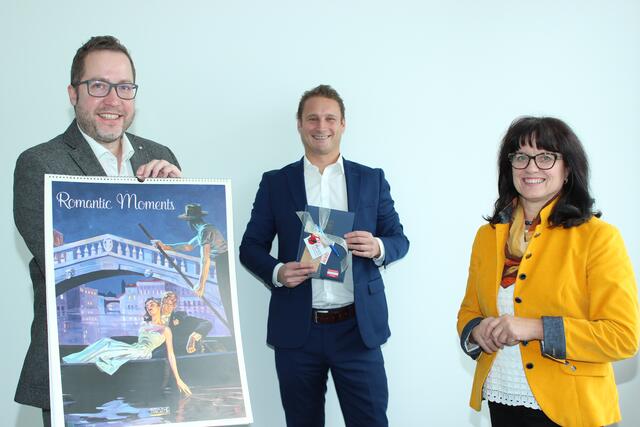 Papierfachhandels-Obmann Georg Obereder (li.) und Obmann-Stv. Gisela Gabauer-Dorninger überreichten einen Kalender an Thomas Kramesberger (Stv. Chefredakteur BezirksRundschau).