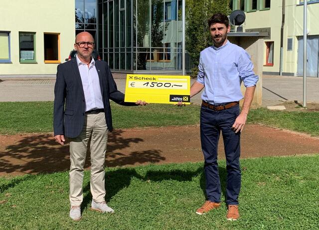 Scheckübergabe: Präsident Franz Maier (l.) mit Lorenz Gerlitz, Direktor der Mittelschule Sinabelkirchen.  | Foto: LC Veste Riegersburg 