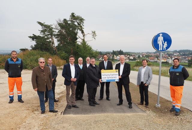 Christoph Kraus (Strm. Krems), Gemeinderat Wolfgang Mahrer, Rainer Hochstöger (Leiter der NÖ Straßenbauabteilung 7 in Krems) Vize Erwin Krammer, Gemeinderat Andreas Ettenauer, LR Ludwig Schleritzko, Wolfgang Pichler (Betriebsleiter der Straßenmeisterei Krems), NÖ Straßenbaudirektor Josef Decker, Bgm Reinhard Resc.h, StR Werner Stöberl, Sebastian Gartler (Straßenmeisterei Krems)
