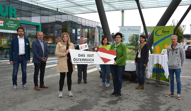 Qualität aus Österreich: Bäuerinnen aus Hartberg-Fürstenfeld und Landjugend informierten vor dem Merkur Markt Hartberg über österreichische Qualitätssiegel und die Bedeutung regionaler Produkte.