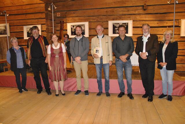 Rupert und Bernhard Mayr (Mitte) mit Mitgliedern des Kulturausschusses Wildschönau.