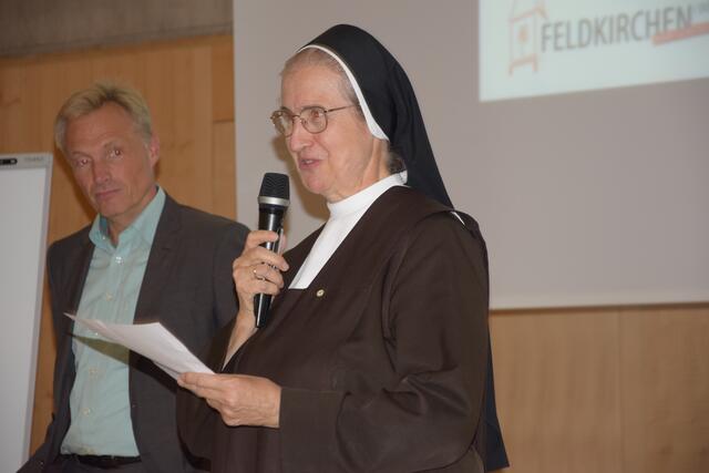 Generaloberin Maria Michaela Pfeiffer-Vogl bei der Vorstellung erster Überlegungen für die Zukunft des derzeitigen Altenheimes.