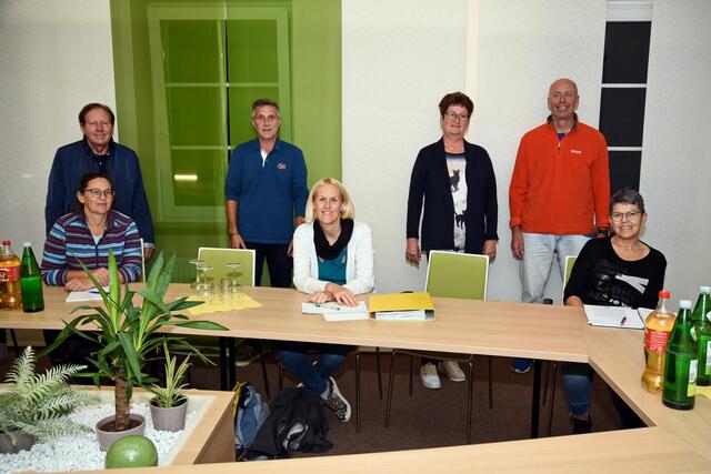 Gesundes Dorf: Christine Treitl, Bgm. Matthias Weghofer, Vizebgm. Josef Habeler, Regionalmanagerin Birgit Brunner, Regina und Wilhelm Beck sowie Gemeindeärztin Dr. Margarita Karner.