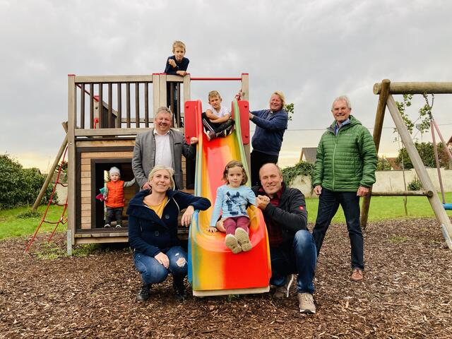Fabian Retzl, Valentin Schwarz, Bürgermeister Thomas Grießl, Spielplatzsprecherin Petra Retzl, Niko Pfeiler, Desiree Schwarz mit Papa GR Dieter Schwarz, Pfarrer Bernd Kolo und Karl Wilfing