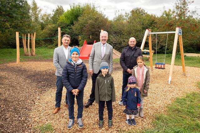 Franz Grandits (STRABAG), Bürgermeister Klaus Schneeberger und Christian Reiterer (Reiterer GmbH) eröffneten gemeinsam mit Jakob, Vincent, Arielle und Emma den neuen Spielplatz in der Schmuckerau.