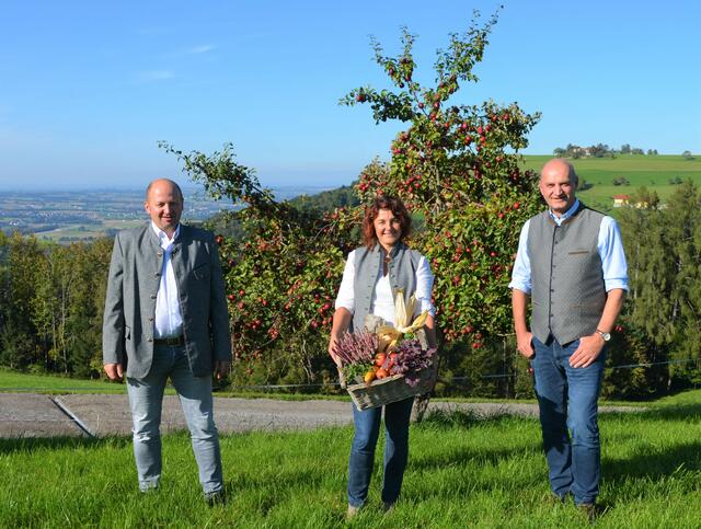Bezirksbauernkammerobmann Andreas Ehrenhuber, Bezirksbäuerin Sabine Herndl und Landtagsabgeordneter Christian Dörfel (v.li.)