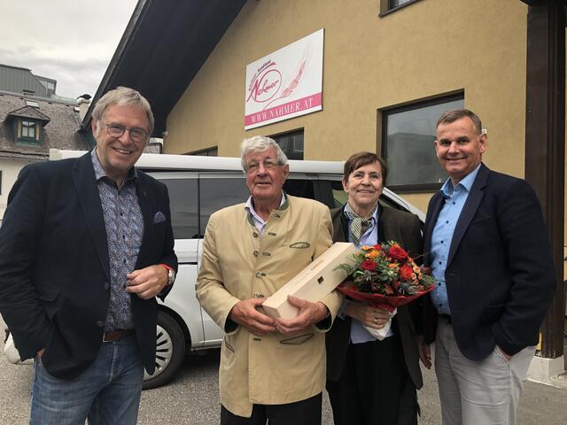 Gerne erinnerten sich der ehem. WK-Obmann Gottfried Schrabacher (l.) und Bezirksstellenleiter Robert Oberfrank (r.) gemeinsam mit dem Jubilar und seiner Gattin an erlebnisreiche Zeiten.